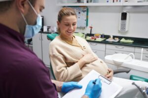Pregnant woman talking to her dentist